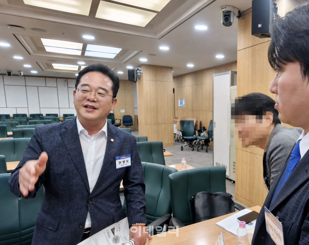 더불어민주당 정책위원회 수석부의장인 민병덕 의원이 지난 21일 국회에서 2시간 가량 열린 ‘금융질서 대전환과 K-스테이블코인 발행 성공방정식’ 세미나(주최 민주당 민병덕·이강일·강준현·김현정 의원 및 한국경제연구원) 내내 자리를 지킨 뒤 세미나 직후 쇼타 사이토(맨오른쪽) JPYC 총괄과 만나 일본의 스타트업 혁신 배경에 대해 대화하고 있다. (사진=최훈길 기자)
