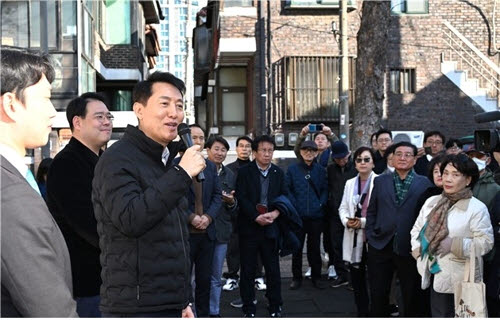 오세훈 서울시장이 지난 2월 송파구 풍납동 모아타운 사업 대상지를 찾아 현장에서 발언하고 있다. (사진=서울시 제공)