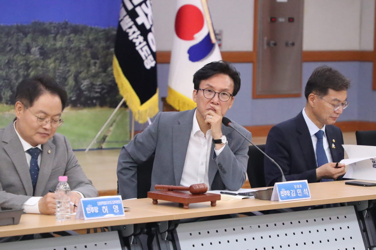 21일 강원 강릉시청에서 열린 더불어민주당 최고위원회의에서 김민석 당 대표가 강원지역 현안을 듣고 있다. (사진=연합뉴스)