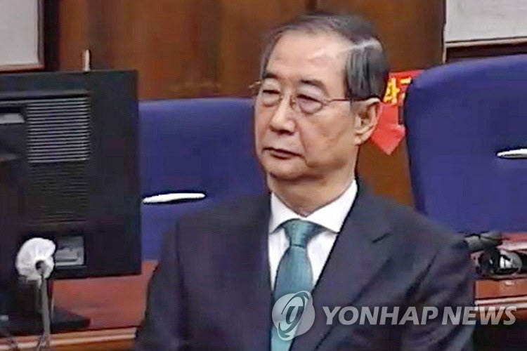 내란 중요임무 종사 혐의를 받는 한덕수 전 국무총리(왼쪽)가 지난 1월 21일 서울중앙지법에서 열린 1심 선고 공판에 출석해 있다. (사진=서울중앙지법 제공)