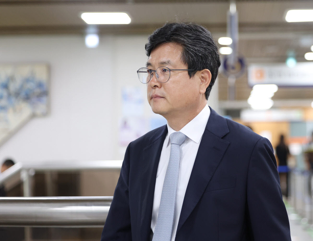비상계엄 이후 사후 문건을 작성한 혐의로 기소된 강의구 전 대통령실 부속실장이 지난 5월 28일 서울 서초구 서울중앙지법에서 열린 1심 선고에 출석하기 위해 법정으로 향하고 있다. (사진=연합뉴스)