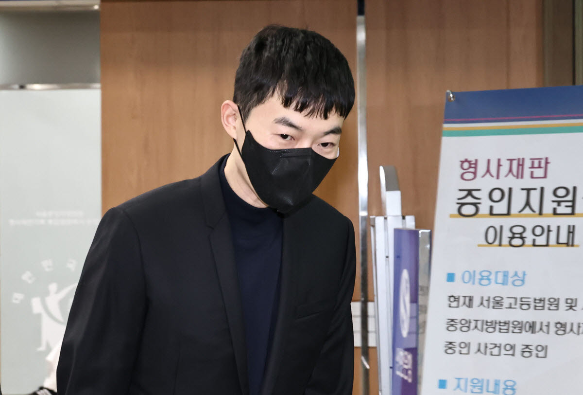 현직 교사로부터 수능 관련 모의고사 문항을 부정거래 한 혐의로 재판에 넘겨진 '일타강사' 현우진 씨가 지난 4월 24일 서울 서초구 서울중앙지방법원에서 열린 청탁금지법 위반 혐의 첫 공판에 출석하고 있다. (사진=연합뉴스)