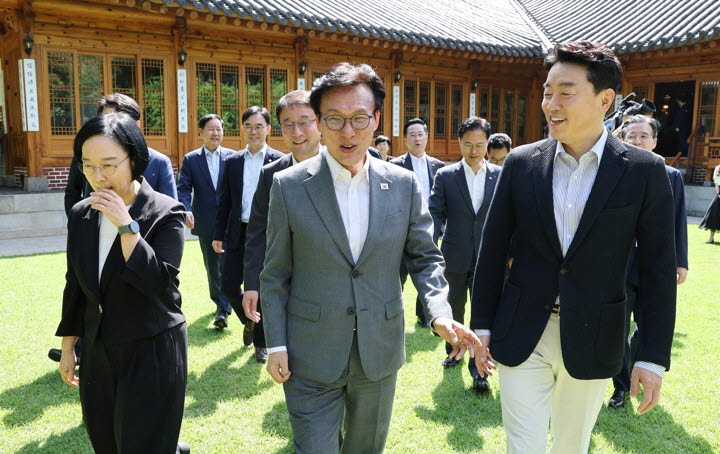 한성숙 국무총리(앞줄 왼쪽부터), 더불어민주당 김민석 당 대표, 강훈식 대통령 비서실장이 23일 서울 종로구 삼청동 총리공관에서 열린 고위 당정협의회에 참석해 기념 촬영을 하기 위해 이동하고 있다. (사진=연합뉴스)