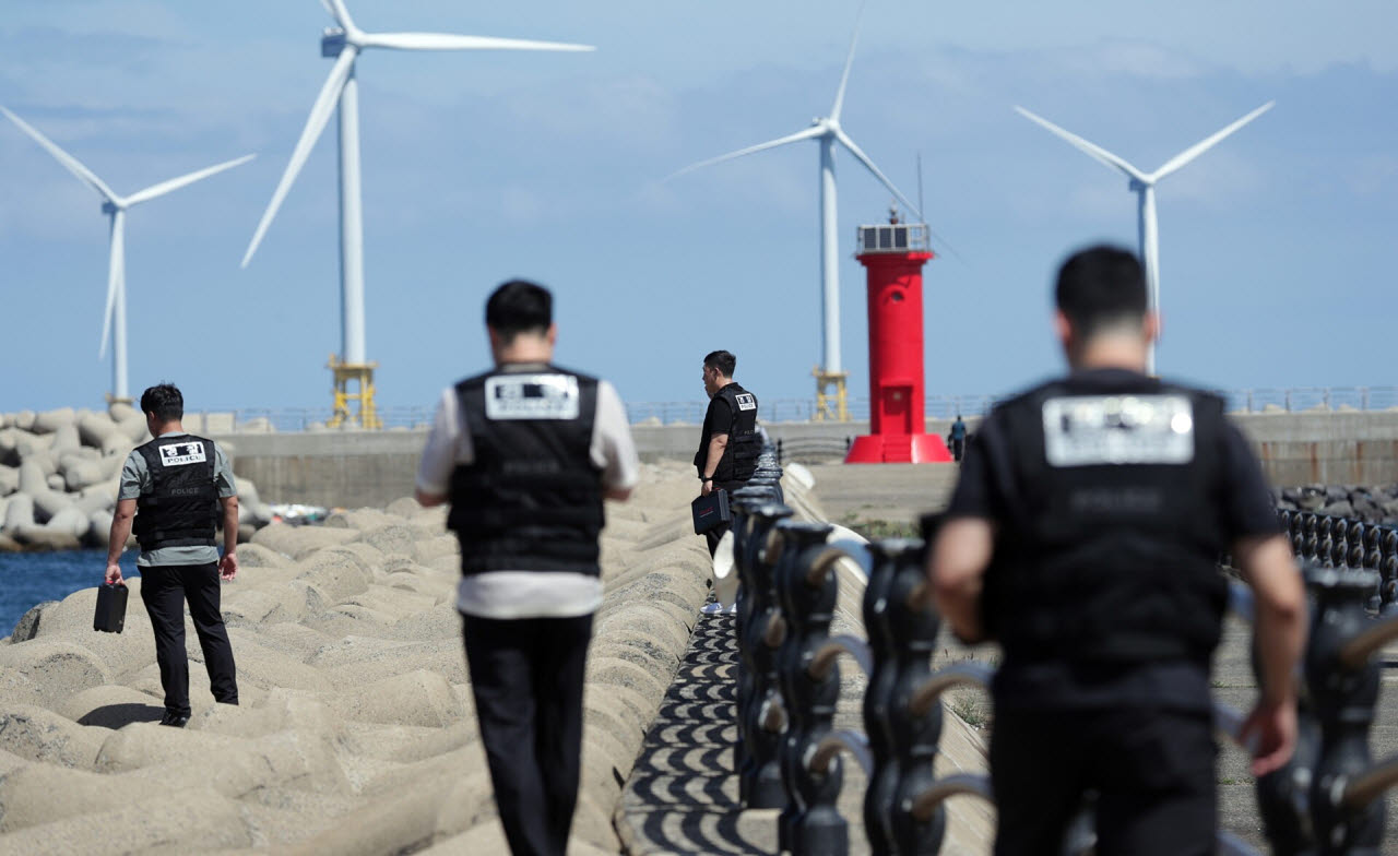 23일 오전 제주시 한림항 인근 방파제에서 경찰 인력이 지난 5월 실종신고가 최초 접수된 장미란(37)씨를 찾기 위해 테트라포드를 집중 수색하고 있다. (사진= 뉴시스)