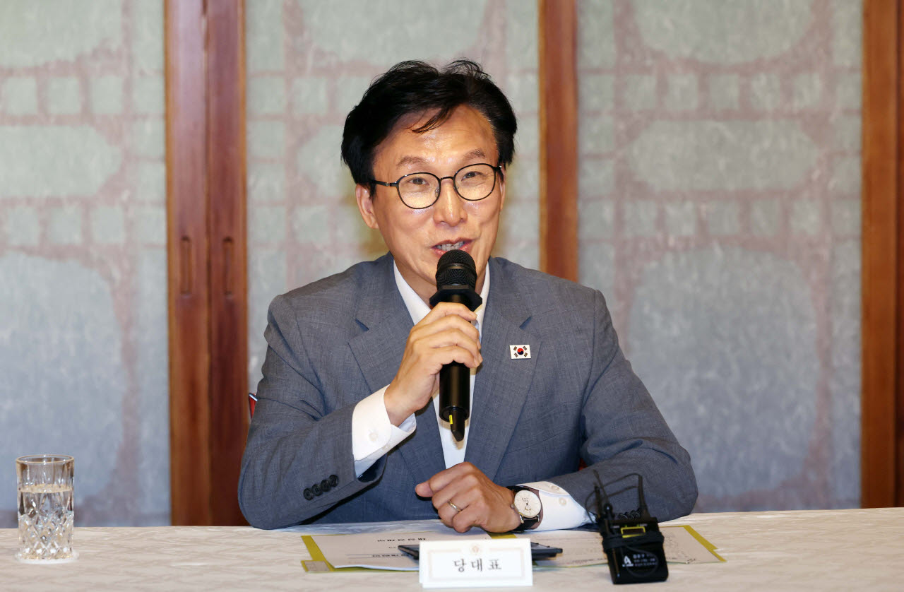 [이데일리 방인권 기자] 김민석 더불어민주당 대표가 23일 서울 종로구 총리공관에서 열린 고위당정협의회에서 인사말을 하고 있다.