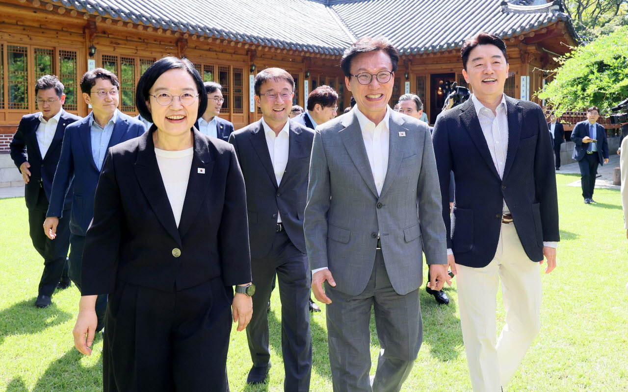 [이데일리 방인권 기자] 한성숙 국무총리와 김민석 더불어민주당 대표, 강훈식 대통령비서실장(왼쪽부터)이 23일 서울 종로구 총리공관에서 열린 고위당정협의회에서 기념촬영을 위해 발걸음을 옮기고 있다.