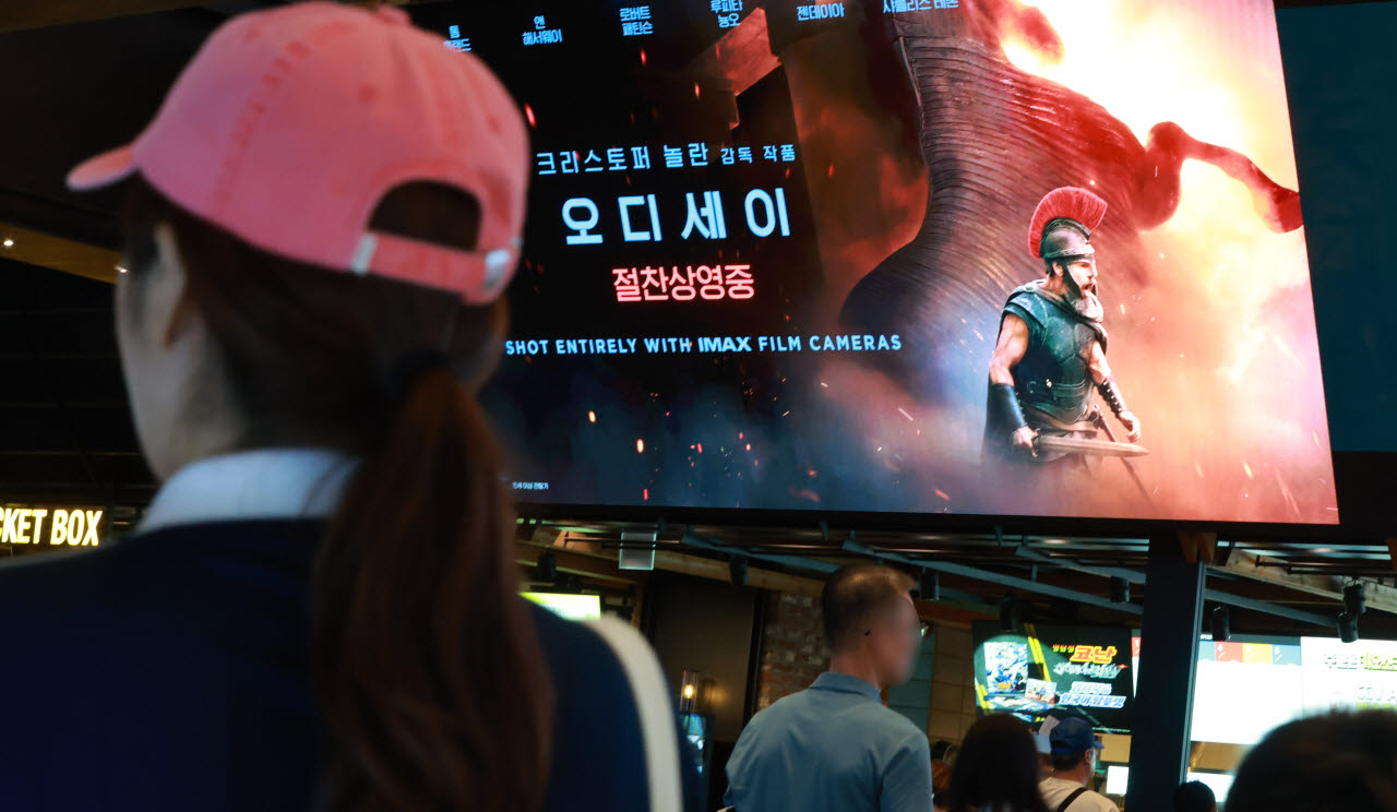 [이데일리 방인권 기자] 크리스토퍼 놀란 감독의 영화 '오디세이'가 올해 최단기간 700만 관객을 달성하며 흥행 열기가 이어지고 있는 23일 서울의 한 영화관에 오디세이 홍보영상이 나오고 있다.영화관입장권 통합전산망에 따르면 개봉19일째를 맞은 ‘오디세이’는 이날 오후 1시 1분 기준 누적 관객 수 700만명을 돌파했다. 지난 21일 600만 관객을 넘어선 지 이틀 만에 100만명을 추가했다.