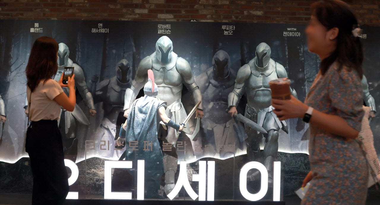 [이데일리 방인권 기자] 크리스토퍼 놀란 감독의 영화 '오디세이'가 올해 최단기간 700만 관객을 달성하며 흥행 열기가 이어지고 있는 23일 서울의 한 영화관을 찾은 관람객들이 오디세이 전시물 을 살펴보고 있다.영화관입장권 통합전산망에 따르면 개봉19일째를 맞은 ‘오디세이’는 이날 오후 1시 1분 기준 누적 관객 수 700만명을 돌파했다. 지난 21일 600만 관객을 넘어선 지 이틀 만에 100만명을 추가했다.