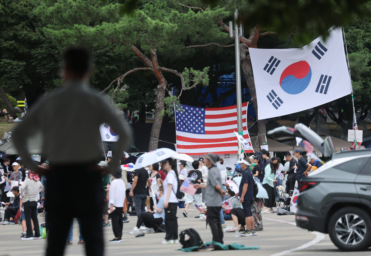 6·3 지방선거 투표용지 부족 사태로 인한 '개표소 봉쇄 시위'가 계속되고 있는 서울 송파구 올림픽공원 핸드볼경기장 출입문 앞에서 참가자들이 구호를 외치고 있다. (사진=연합뉴스)