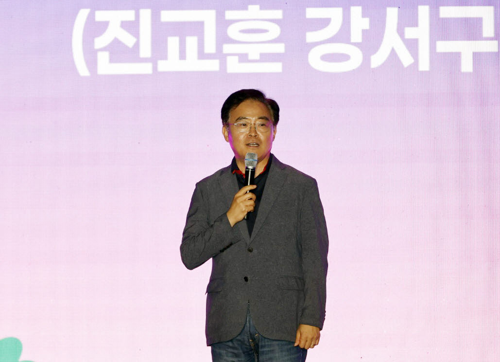 진교훈 서울 강서구청장이 22일 강서대학교에서 열린 ‘2026 여름밤의 페스티벌’에서 인사말을 하고 있다. (사진=강서구)