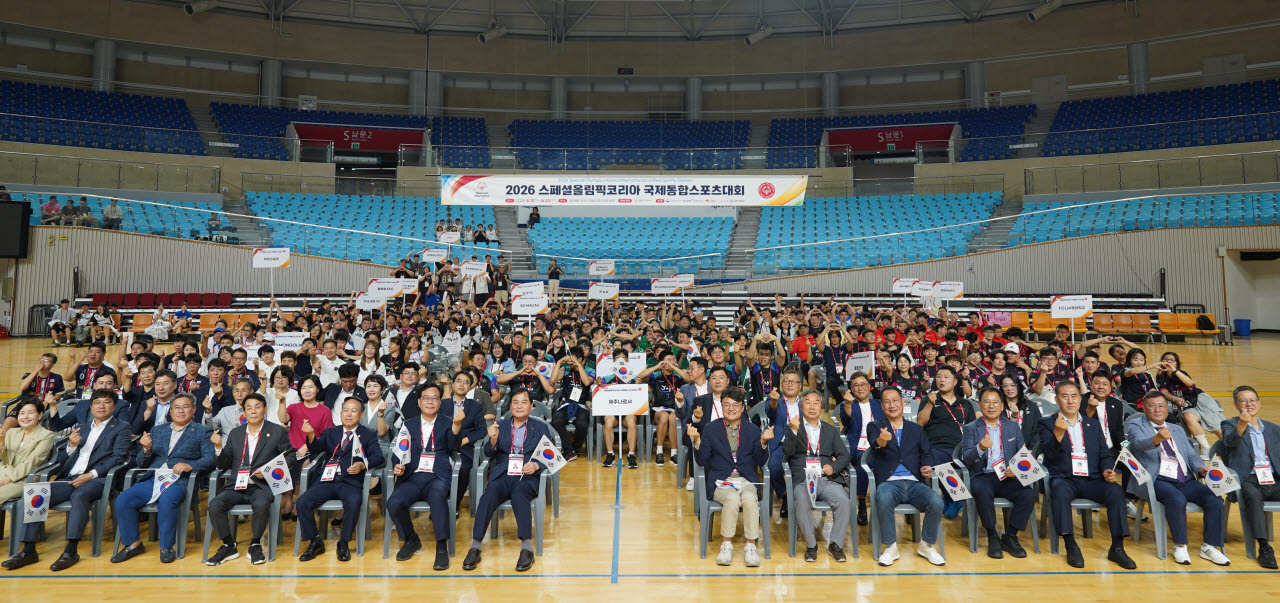 2026 국제통합스포츠대회 참가자와 내빈들이 개막식에서 기념촬영을 하고 있다.(사진=김천시)