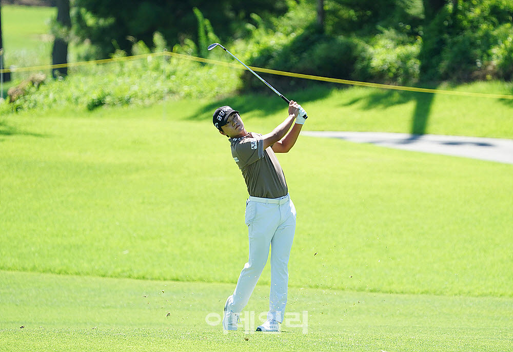 [포토] 옥태훈, 타구 방향을 살핀다