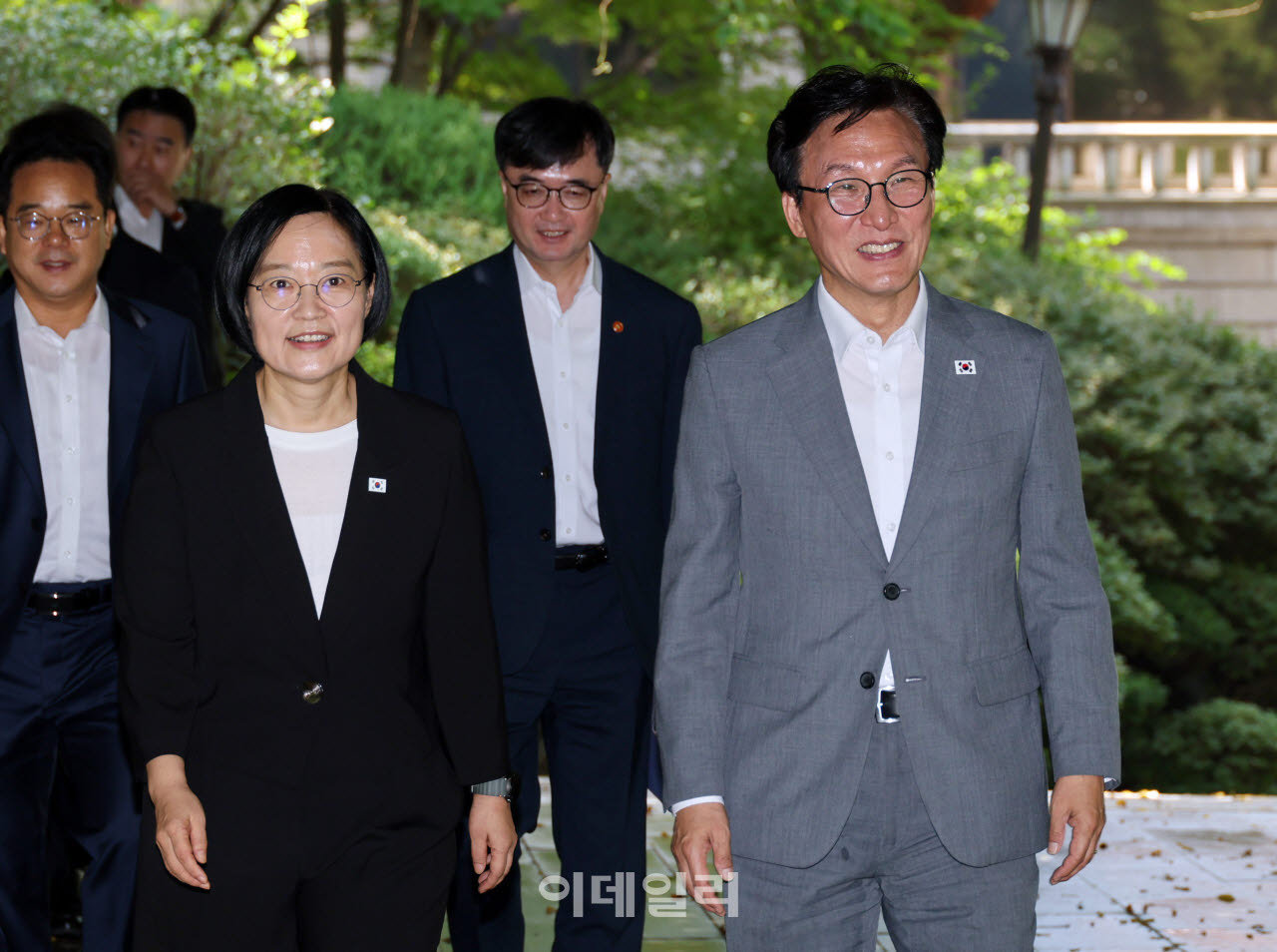 한성숙 국무총리(왼쪽)와 김민석 더불어민주당 대표가 23일 서울 종로구 삼청동 총리공관에서 열린 고위당정협의회에 참석하고 있다. (사진=방인권 기자)