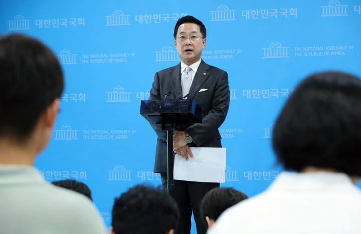 더불어민주당 박성준 수석대변인이 23일 국회 소통관에서 제10차 고위당정협의회 결과 브리핑을 하고 있다. (사진=연합뉴스)