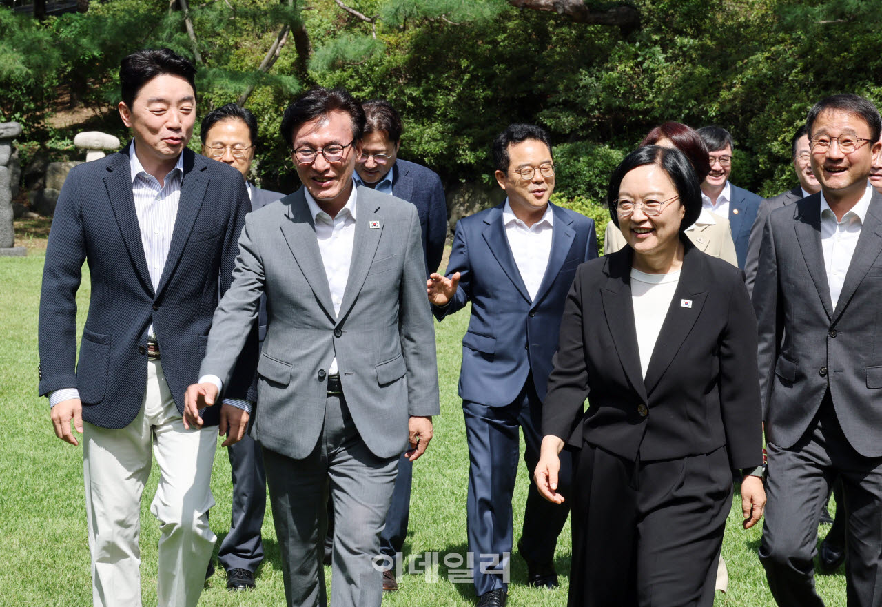 한성숙 국무총리와 김민석 더불어민주당 대표, 강훈식 대통령 비서실장(앞줄 오른쪽부터)이 23일 서울 종로구 삼청동 총리공관에서 열린 고위 당정협의회에 참석해 기념 촬영을 마친 후 이동하고 있다. (사진=방인권 기자)