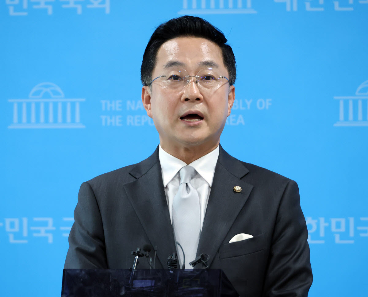 더불어민주당 박성준 수석대변인이 23일 국회 소통관에서 제10차 고위당정협의회 결과 브리핑을 하고 있다. (사진=연합뉴스)