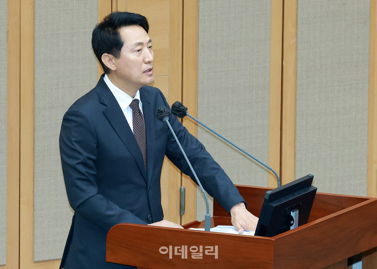 [이데일리 방인권 기자] 오세훈 서울시장이 지난 6월 서울시의회에서 열린 '제336회 정례회'에서 삼성역 복합환승센터 3공구 철근 누락에 관한 질문에 답하고 있다.