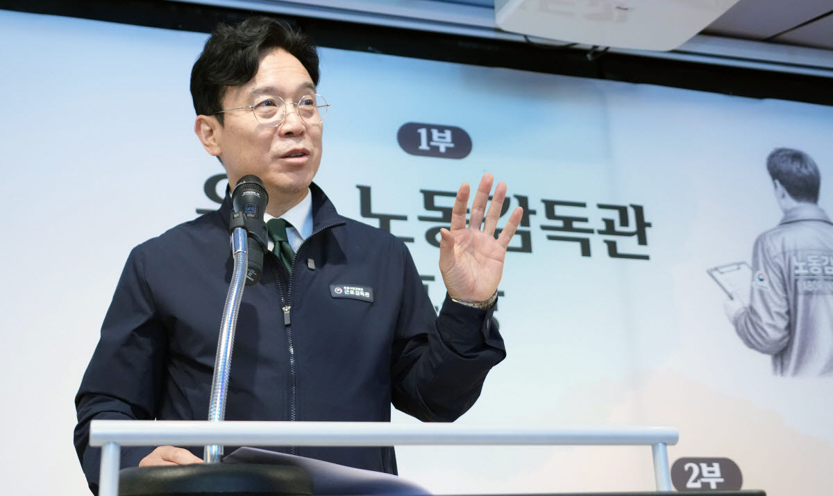 김영훈 고용노동부 장관이 4월 29일 서울 종로구 전태일 기념관에서 열린 우수 노동감독관 포상 수여식에서 발언하고 있다. (사진=고용노동부)