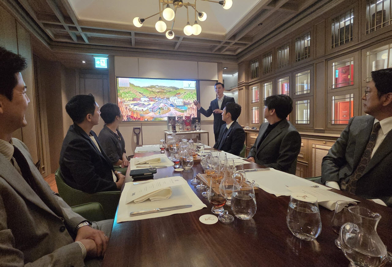 지난 20일 서울 중구 신라호텔 '더 디스틸러스 라이브러리'에서 열린 닥스 남성 브리티시 수트 라이프스타일 클래스에서 배대원 글렌피딕 앰버서더가 위스키 증류 과정을 설명하고 있다. (사진=한전진 기자)