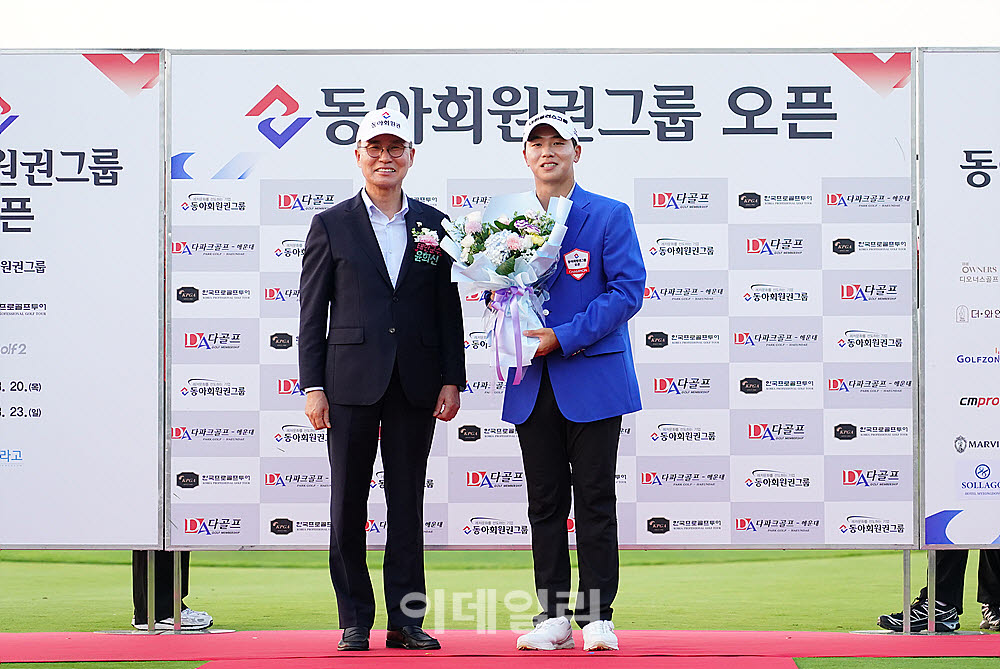 [포토] 최찬, 충청남도 태안 윤희신 군수로부터 꽃다발