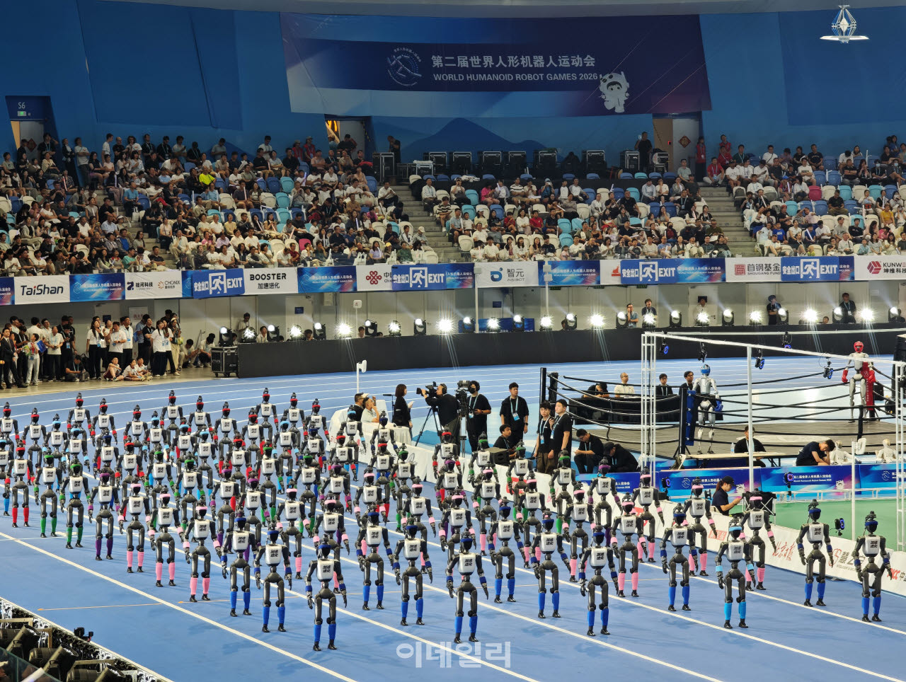 지난 22일 중국 베이징에서 열린 세계로봇운동회 개막식에서 휴머노이드 로봇들이 행진 중이다. (사진=이데일리 이명철 특파원)