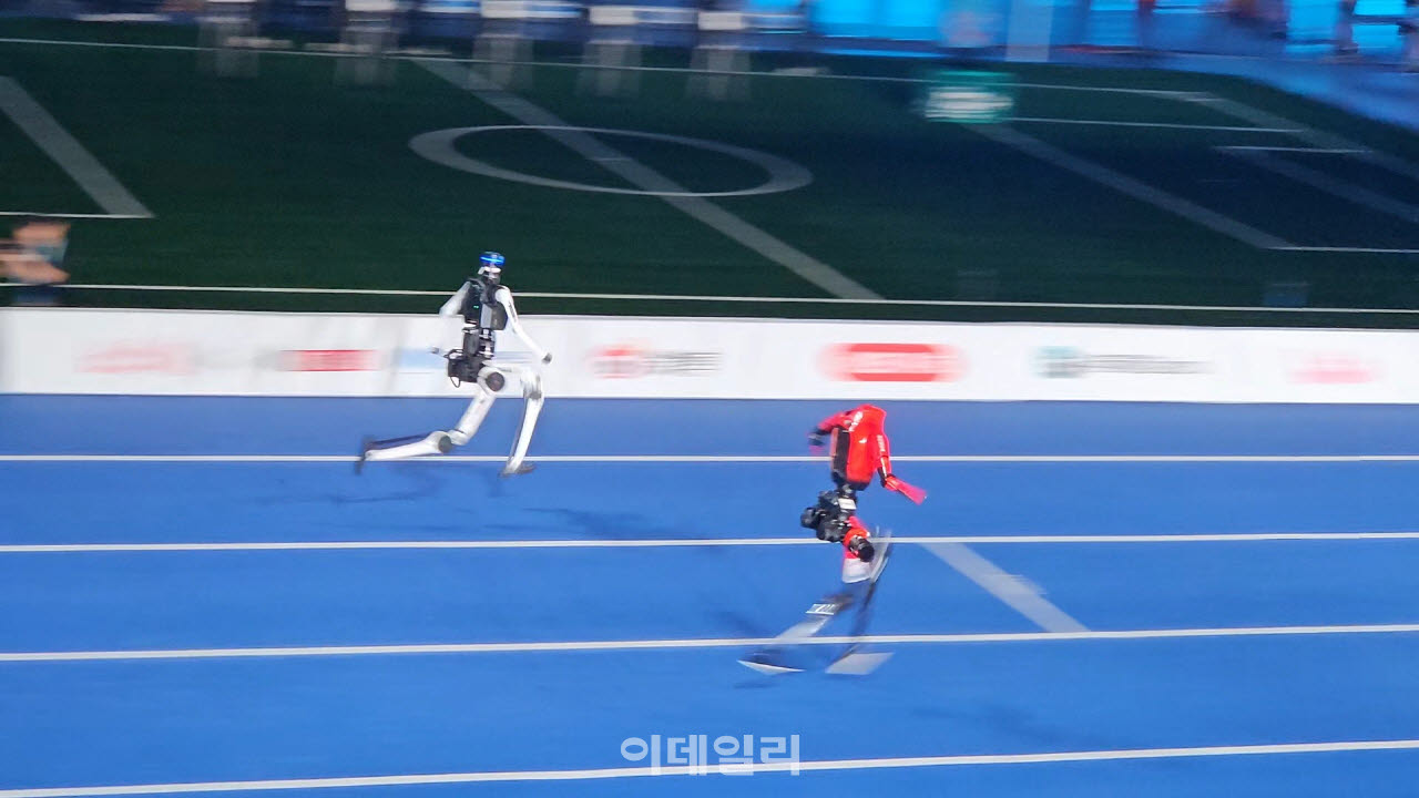 지난 22일 중국 베이징에서 열린 세계로봇운동회 중 100m 예선전이 열리고 있다. (사진=이데일리 이명철 특파원)