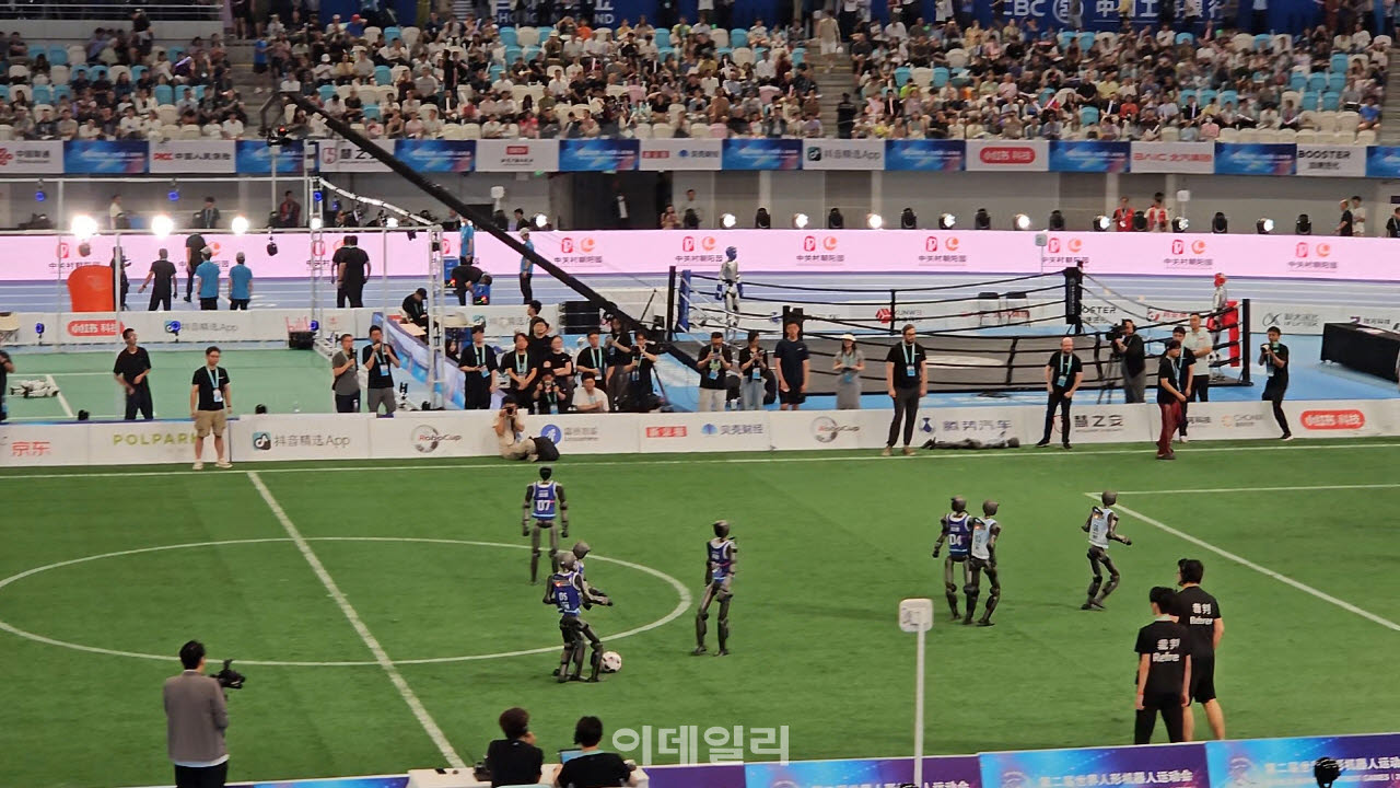 지난 22일 중국 베이징에서 열린 세계로봇운동회 중 7대 7 축구 예선전이 열리고 있다. (사진=이데일리 이명철 특파원)