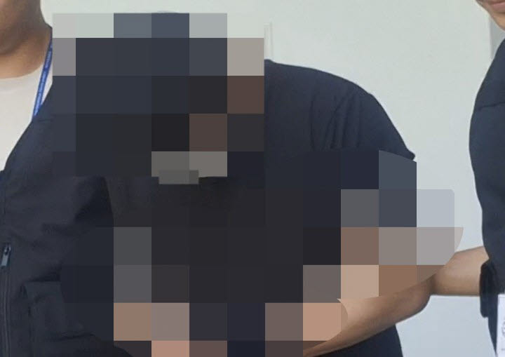 실종사건 허위 종결 혐의로 전날 긴급체포된 제주 A 경장이 23일 오후 제주동부경찰서 유치장을 나와 호송차로 이동하고 있다. 2026.8.23(사진=연합뉴스)