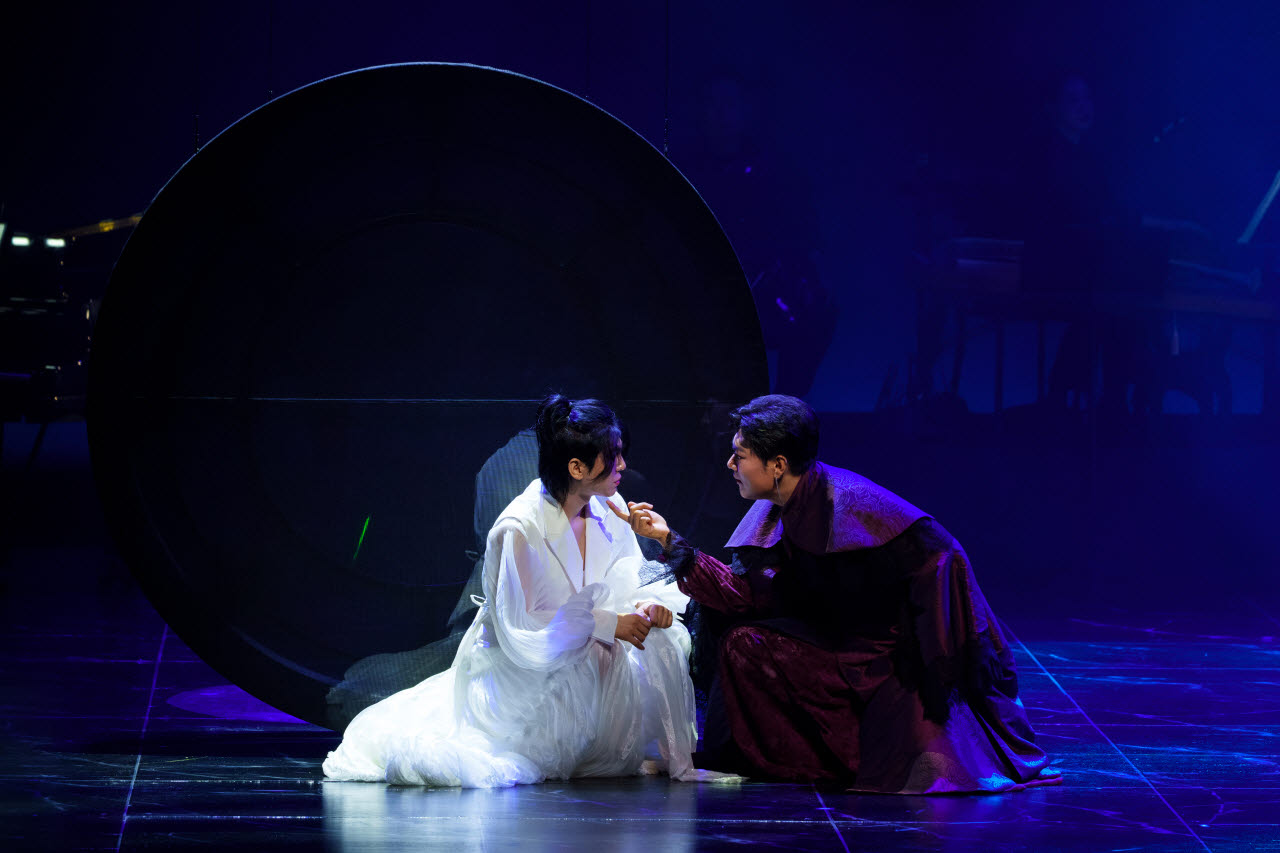 22일 서울 마포아트센터에서 열린 창극 '살로메'에서 살로메 역의 소리꾼 김준수(왼쪽)와 헤로디아 왕비 역의 서의철(오른쪽)이 연기하고 있다. (사진=마포문화재단)