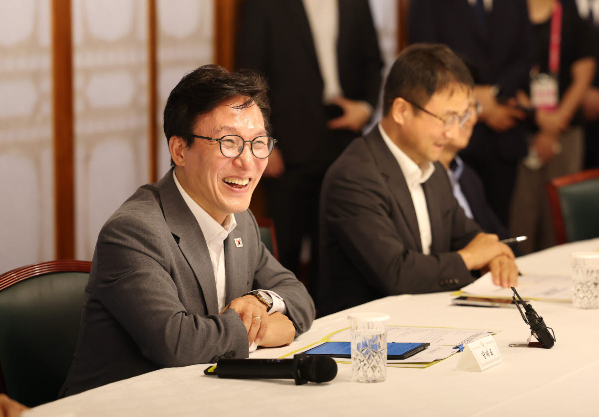 더불어민주당 김민석 당 대표가 23일 서울 종로구 삼청동 총리공관에서 열린 고위당정협의회에 참석해 환하게 웃고 있다.(사진=연합뉴스)