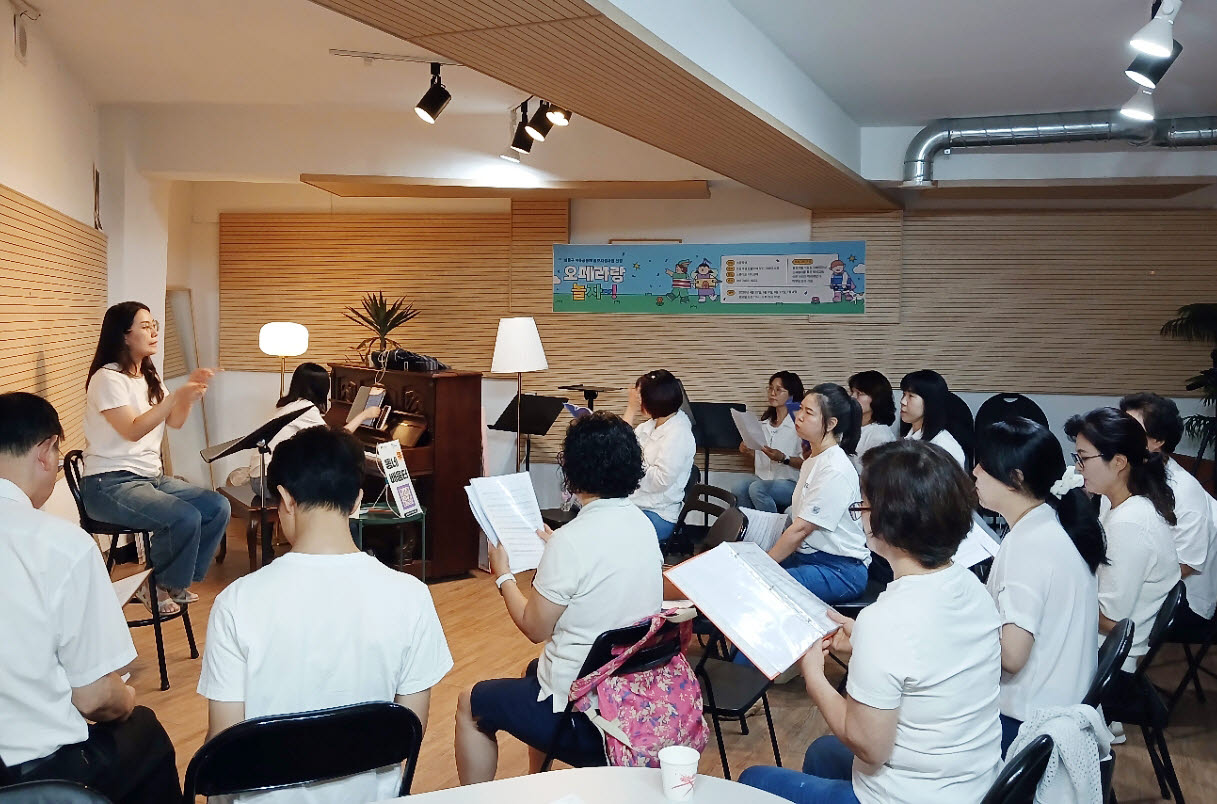 지역 곳곳을 배움 공간으로 활용하는 ‘성동구 동네배움터’ 합창 프로그램 활동 모습. (사진=성동구)