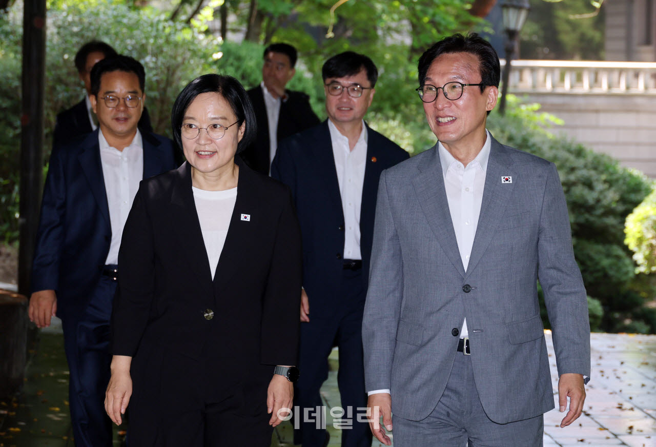 한성숙 국무총리(왼쪽)와 김민석 더불어민주당 대표가 23일 서울 종로구 삼청동 총리공관에서 열린 고위당정협의회에 참석하고 있다. (사진=방인권 기자)