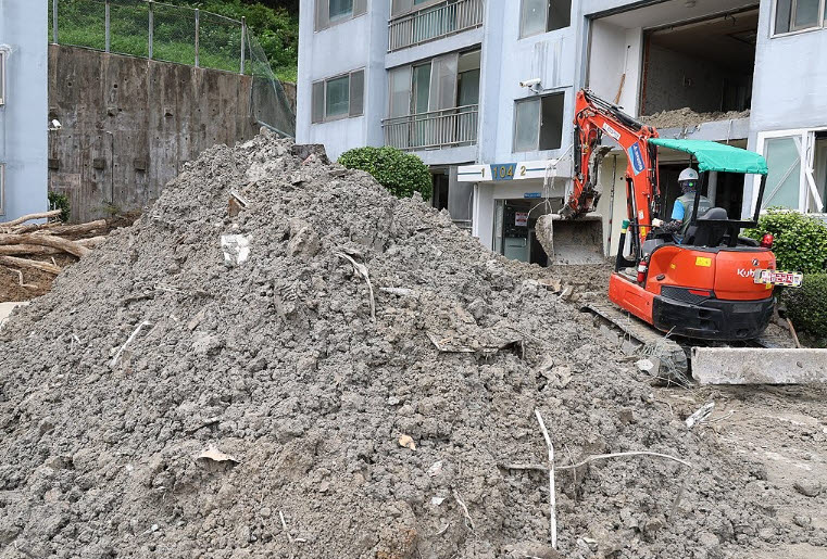 경남 거제시 옥포동의 한 아파트에서 굴착기를 동원해 집중호우로 밀려든 토사를 치우는 복구작업이 이뤄지고 있다. (사진=연합뉴스)