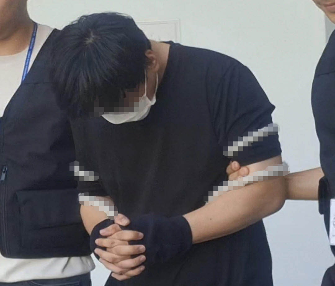 실종사건 허위 종결 혐의로 전날 긴급체포된 제주 A 경장이 지난 23일 호송차로 이동하고 있다. (사진=연합뉴스)