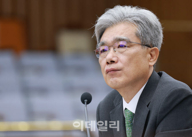 김상환 헌법재판소장이 지난해 7월 21일 서울 여의도 국회에서 헌법재판소 재판관후보자를 겸하는 헌재소장 임명동의에 관한 인사청문특별위원회에서 열린 인사청문회에서 의원들의 질의를 듣고 있다. (사진=노진환 기자)