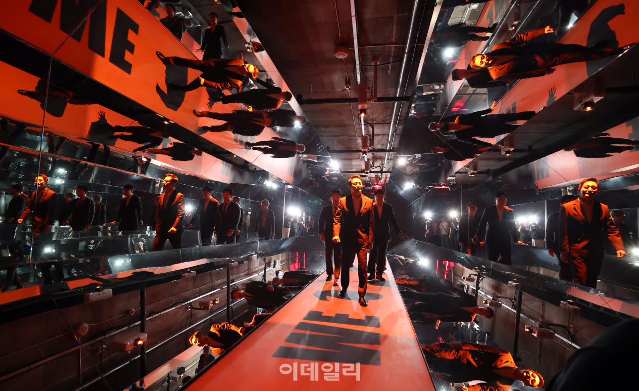 [이데일리 방인권기자] 오세훈 서울시장이 24일 서울 을지로입구역 인근에 개장한 ‘K-문화 스테이션’ 오픈식에 참석해 설치물들을 살펴보고 있다.