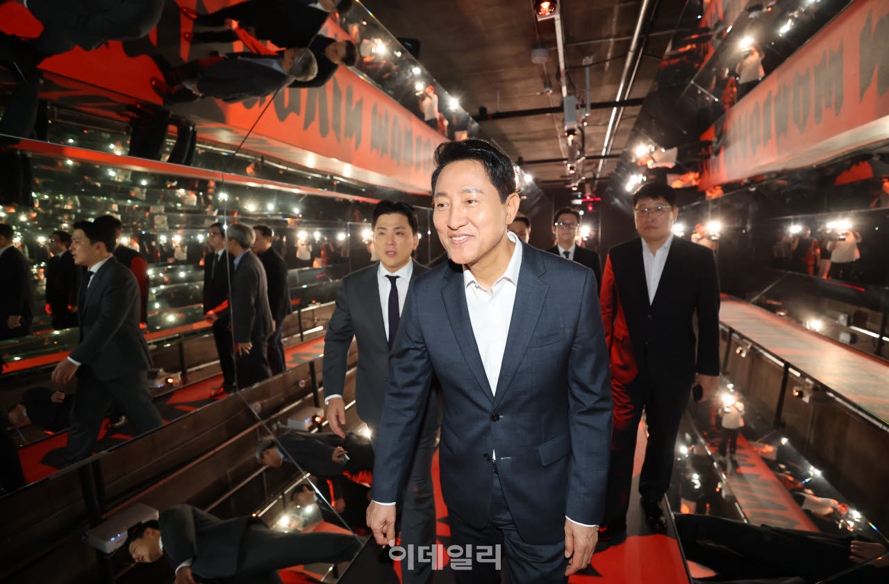 [이데일리 방인권기자] 오세훈 서울시장이 24일 서울 을지로입구역 인근에 개장한 ‘K-문화 스테이션’ 오픈식에 참석해 설치물들을 살펴보고 있다.