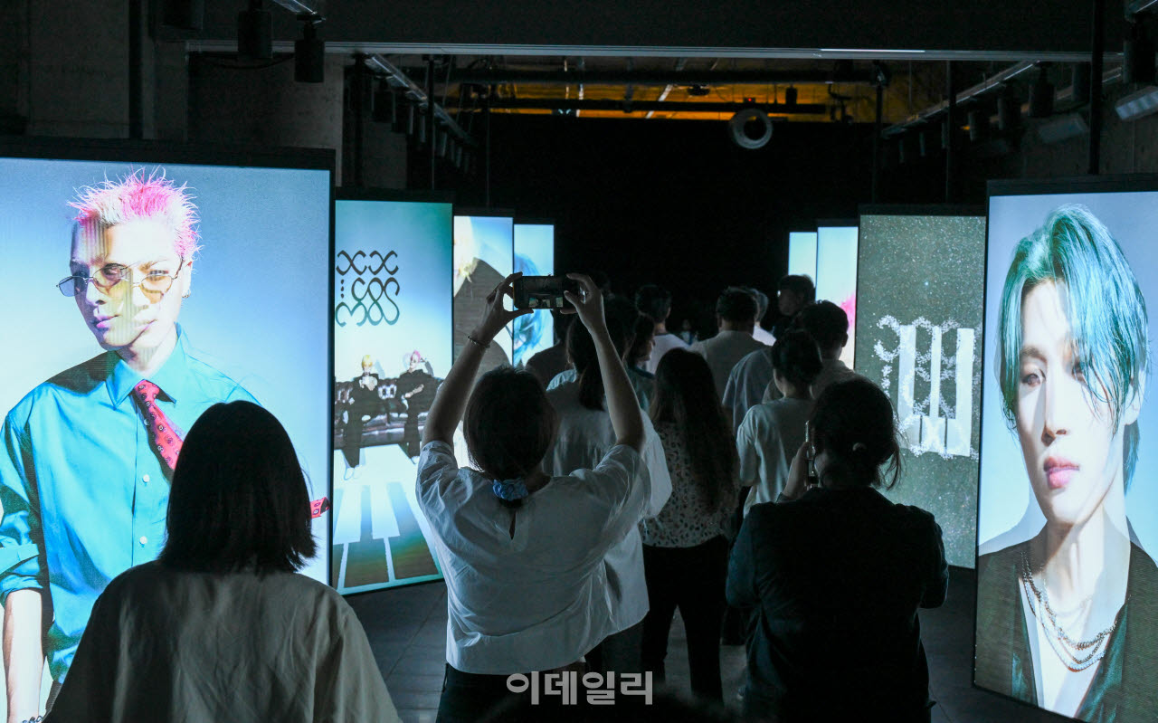 [이데일리 방인권 기자] 24일 서울 을지로입구역 인근에 오픈한 ‘K-문화 스테이션’을 찾은 시민들이 전시물을 관람하고 있다,