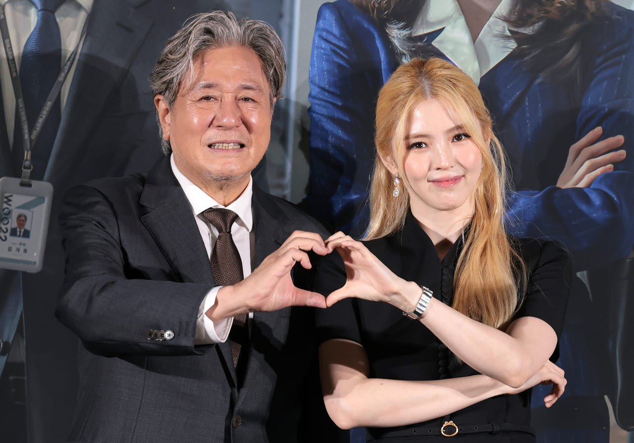 배우 최민식과 한소희(오른쪽)가 24일 오전 서울 용산구 CGV 용산아이파크몰에서 영화 ‘인턴'(감독 김도영) 제작보고회에 참석해 포즈를 취하고 있다.(사진=뉴스1)