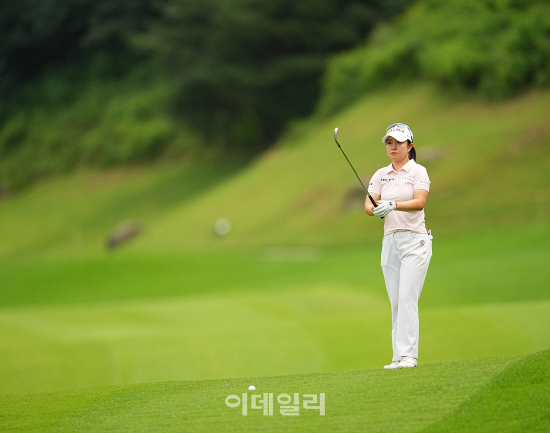 [이데일리 골프IN(포천)=조원범 기자]이승연(까르마)이 경기도 포천에 위치한 포천힐스CC에서 열린 'BC카드·한경 제48회 KLPGA 챔피언십'최종운드 1번홀에서 경기를 치르고 있다.