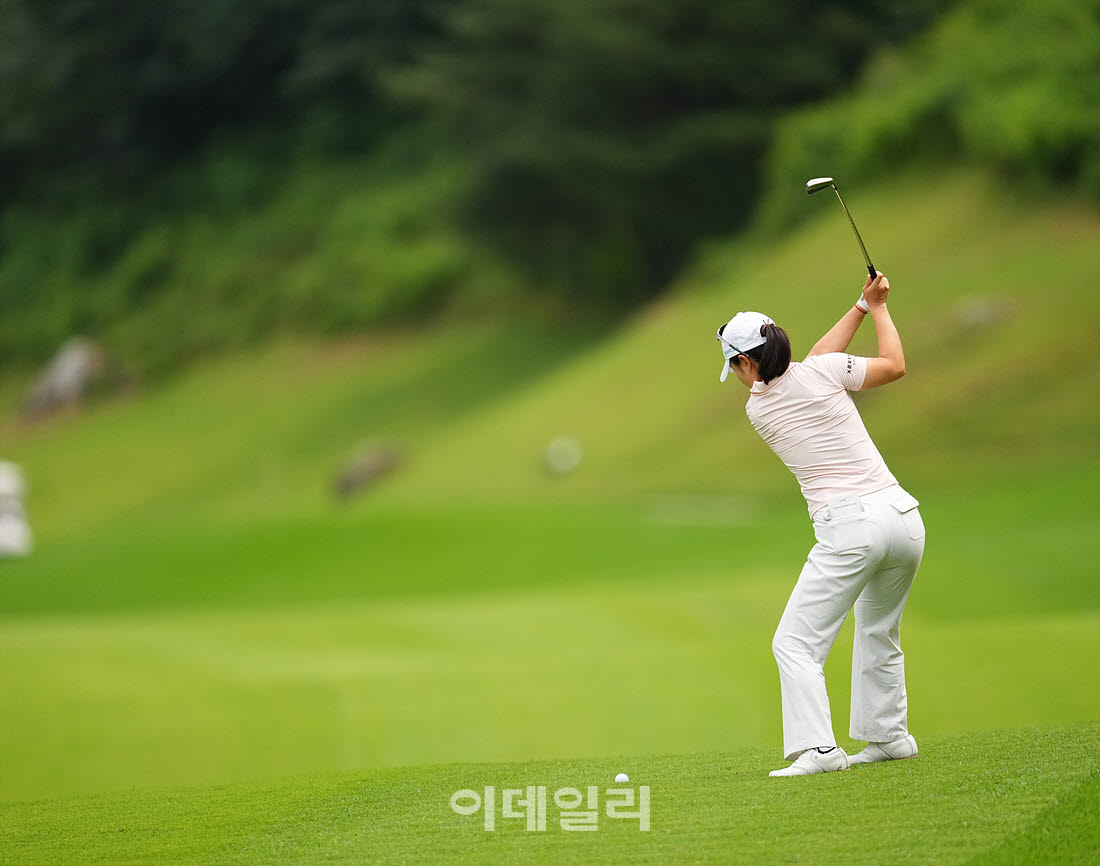 [이데일리 골프IN(포천)=조원범 기자]이승연(까르마)이 경기도 포천에 위치한 포천힐스CC에서 열린 'BC카드·한경 제48회 KLPGA 챔피언십'최종운드 1번홀에서 경기를 치르고 있다.