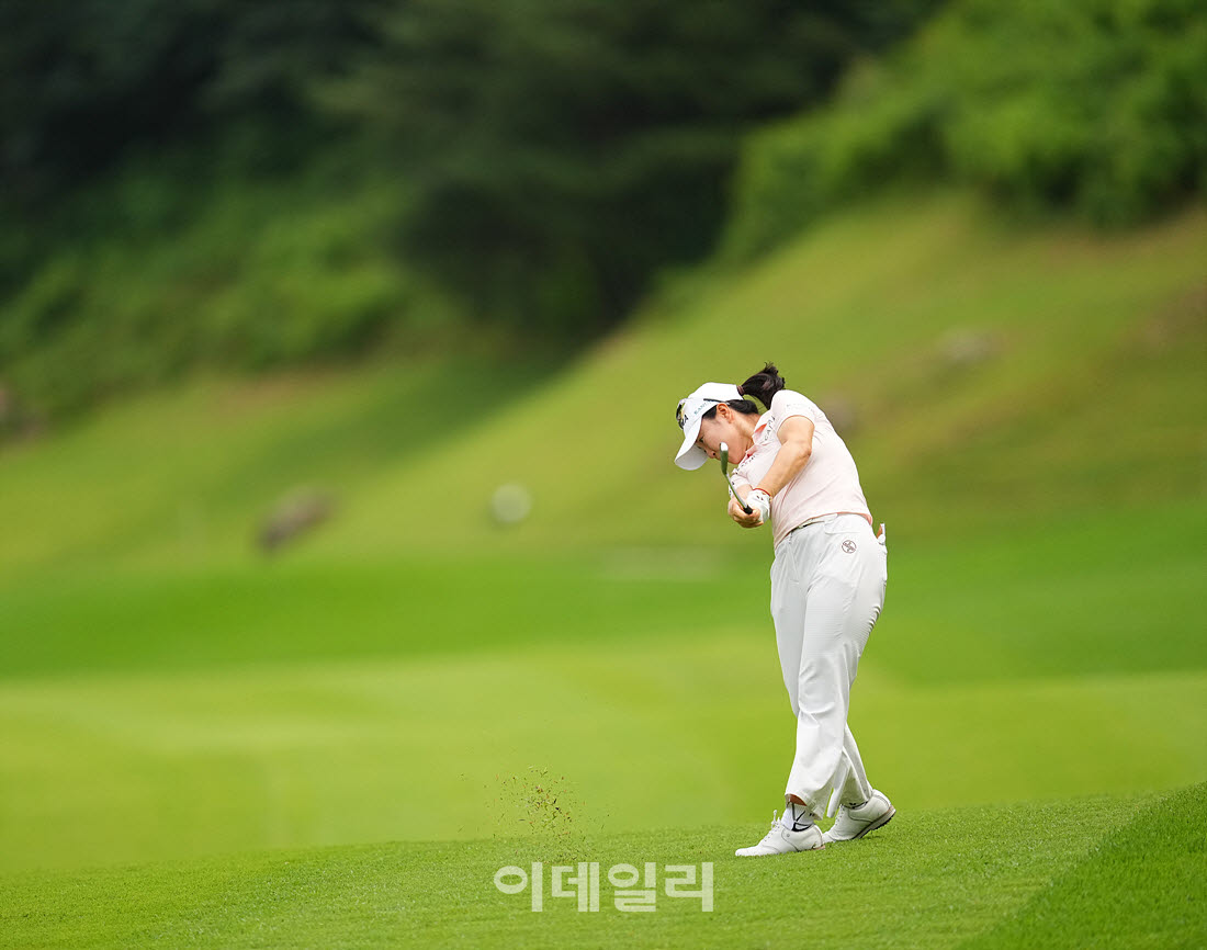 [이데일리 골프IN(포천)=조원범 기자]이승연(까르마)이 경기도 포천에 위치한 포천힐스CC에서 열린 'BC카드·한경 제48회 KLPGA 챔피언십'최종운드 1번홀에서 경기를 치르고 있다.