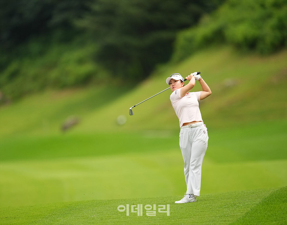 [이데일리 골프IN(포천)=조원범 기자]이승연(까르마)이 경기도 포천에 위치한 포천힐스CC에서 열린 'BC카드·한경 제48회 KLPGA 챔피언십'최종운드 1번홀에서 경기를 치르고 있다.