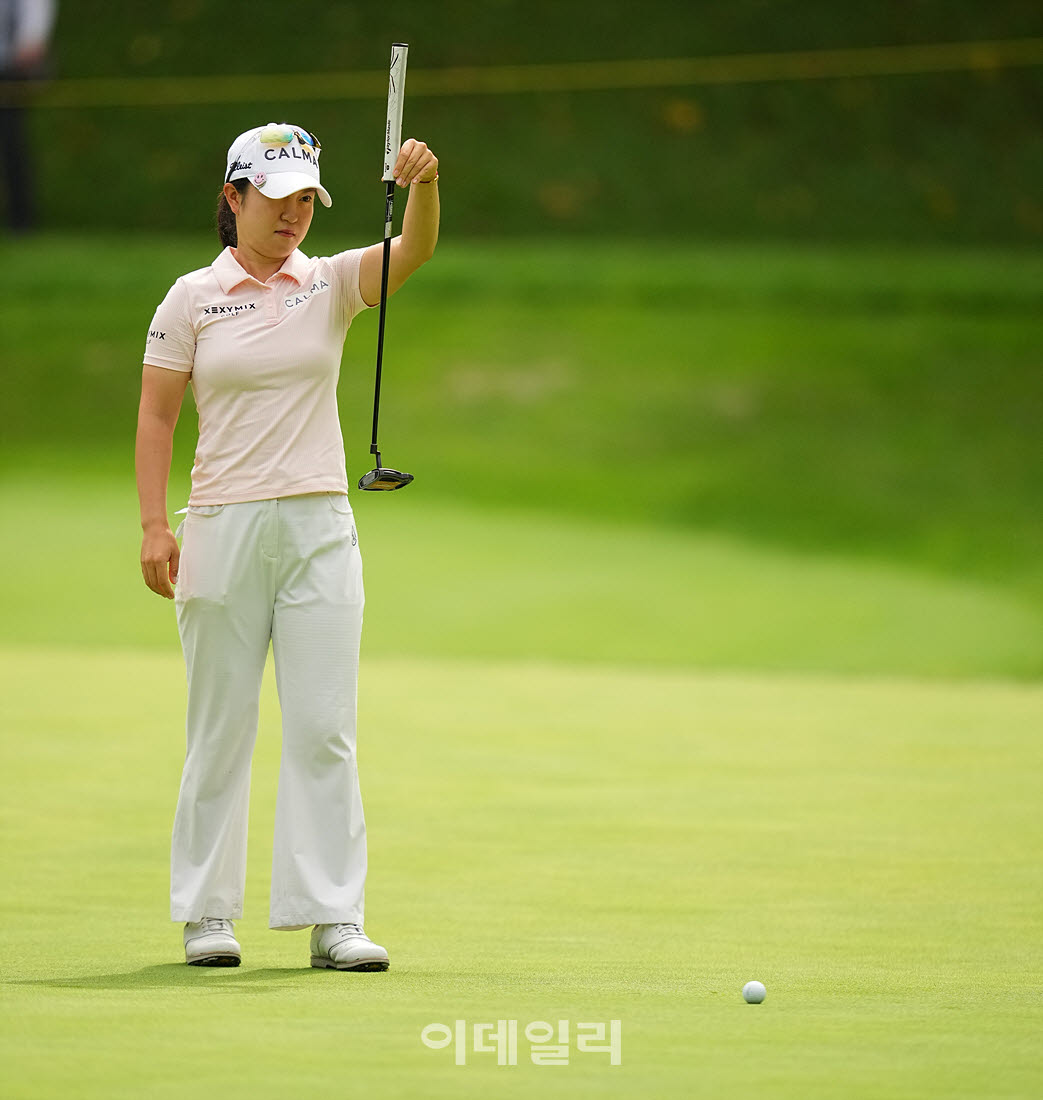 [이데일리 골프IN(포천)=조원범 기자]이승연(까르마)이 경기도 포천에 위치한 포천힐스CC에서 열린 'BC카드·한경 제48회 KLPGA 챔피언십'최종운드 1번홀에서 경기를 치르고 있다.