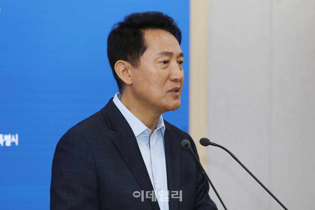 오세훈 서울시장이 지난 20일 서울 중구 서울시청에서 김윤덕 국토교통부 장관과의 주택공급 관련 회동을 마친 뒤 브리핑을 하고 있다. (사진=이영훈 기자)