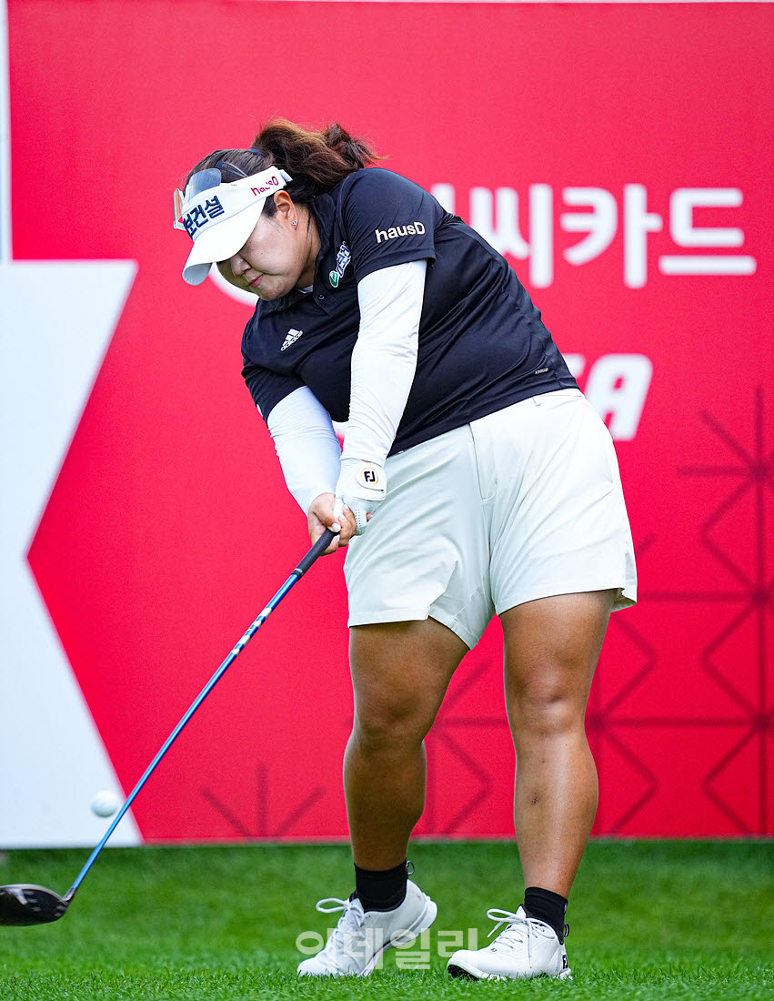 [이데일리 골프IN(포천)=조원범 기자]송은아(대보건설)가 경기도 포천에 위치한 포천힐스CC에서 열린 'BC카드·한경 제48회 KLPGA 챔피언십'최종운드 1번홀에서 티샷하고 있다.