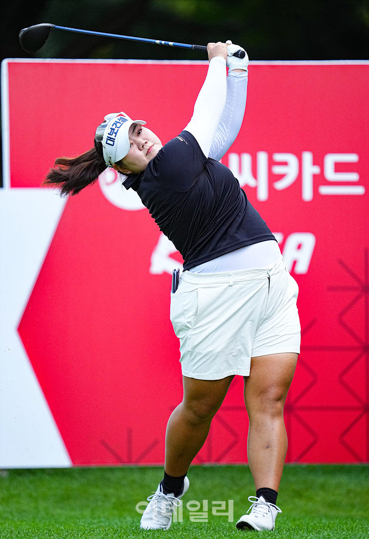 [이데일리 골프IN(포천)=조원범 기자]송은아(대보건설)가 경기도 포천에 위치한 포천힐스CC에서 열린 'BC카드·한경 제48회 KLPGA 챔피언십'최종운드 1번홀에서 티샷하고 있다.