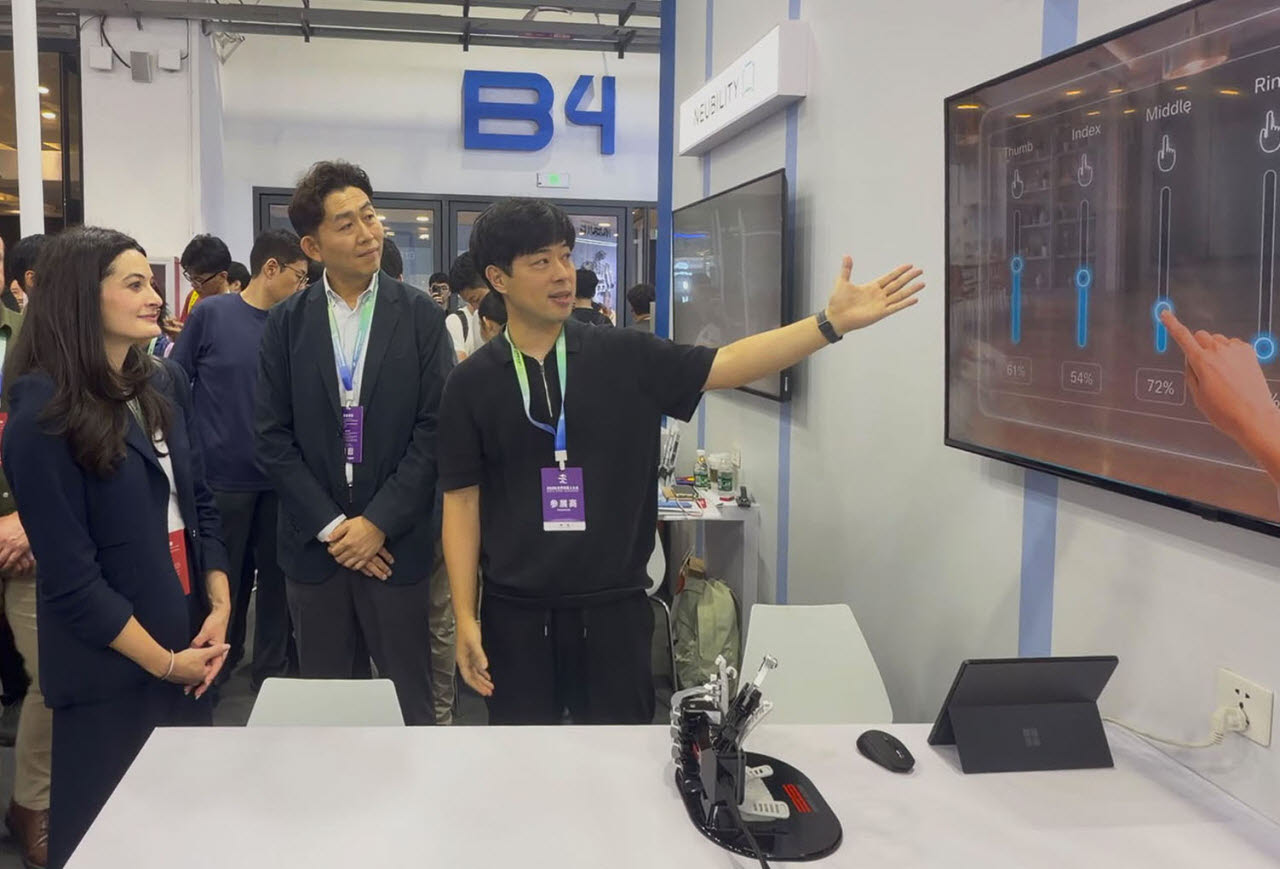 다이나믹솔루션, 엔비디아와 ‘차세대 BCI·로봇손 AI칩’ 기술 협력 논의… 젠슨 황 장녀 부스 방문