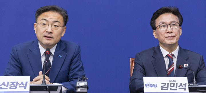 조국혁신당 신장식 대표(왼쪽)가 224일 취임 인사차 국회 내 조국혁신당을 방문한 더불어민주당 김민석 대표에게 인사말을 하고 있다. (사진=연합뉴스)