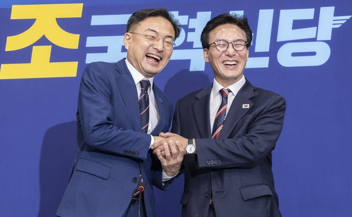 더불어민주당 김민석 대표(오른쪽)가 24일 취임 인사를 하기 위해 국회 내 조국혁신당을 방문해 신장식 대표와 악수하고 있다. (사진=연합뉴스)